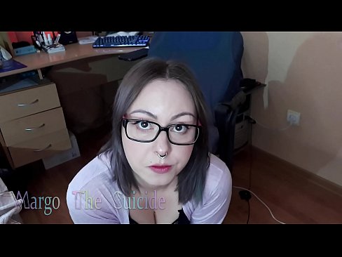 ❤️ Merch Sexy gyda Sbectol Yn Sugno Dildo'n Ddwfn ar y Camera ❌ Rhyw super wrthon ni ﹏